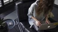 Women works on macbook.